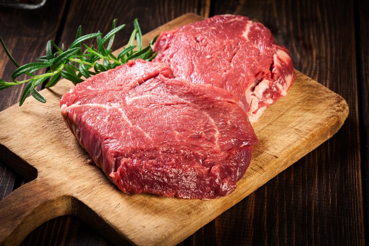 Soli na 1 kg masa pro solení hovězího masa je potřeba asi 50 gramů / foto depositphotos.com
